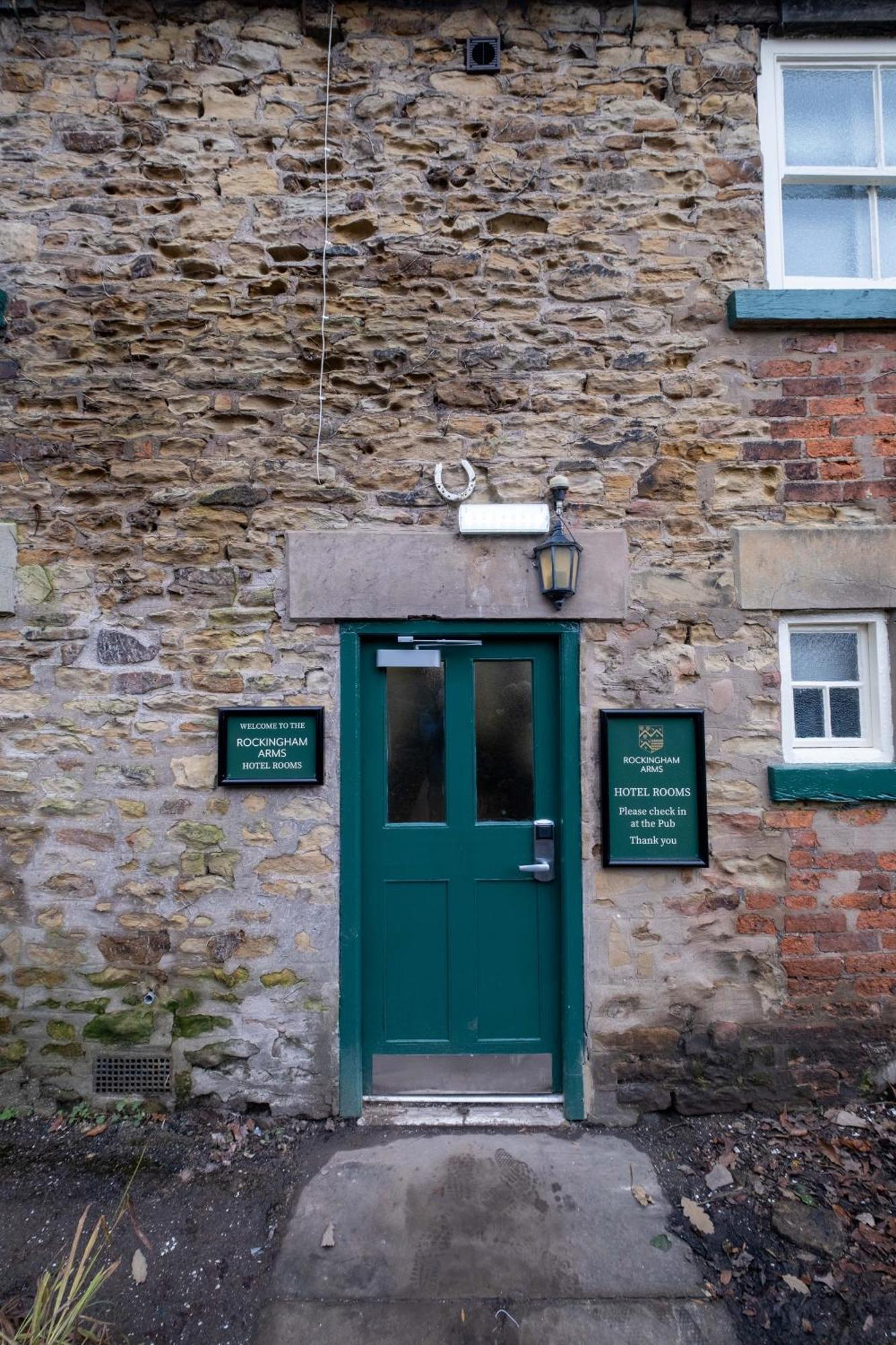 Rockingham Arms By Greene King Inns 温特沃斯 外观 照片